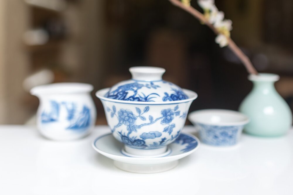 http://www.teadrunk.com/cdn/shop/articles/blue_porcelain.jpg?v=1619457932